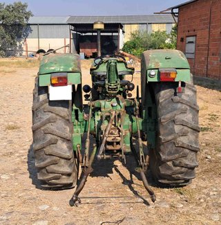 Tractor John Deere 1520 con equipo motor nuevo.
