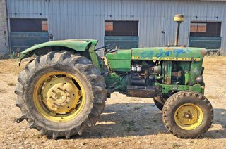Tractor John Deere 1520 con equipo motor nuevo.