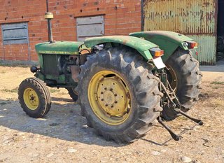 Tractor John Deere 1520 con equipo motor nuevo.
