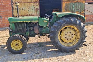Tractor John Deere 1520 con equipo motor nuevo.
