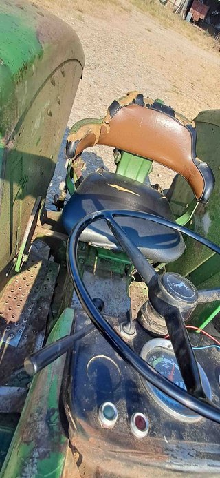 Tractor John Deere 1520 con equipo motor nuevo.
