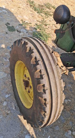 Tractor John Deere 1520 con equipo motor nuevo.