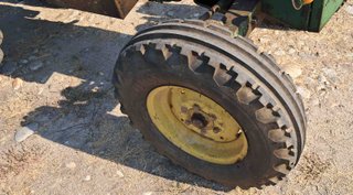 Tractor John Deere 1520 con equipo motor nuevo.