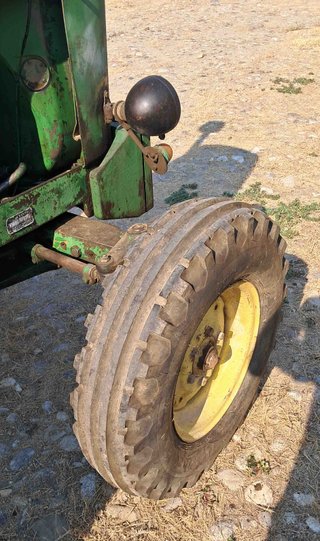 Tractor John Deere 1520 con equipo motor nuevo.