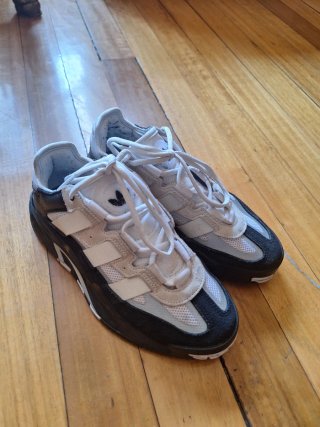 Zapatillas Adidas Sneakers Negras y Blancas