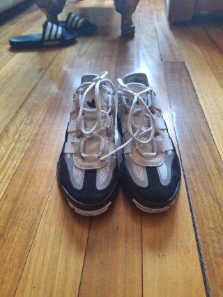 Zapatillas Adidas Sneakers Negras y Blancas