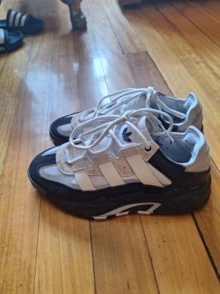 Zapatillas Adidas Sneakers Negras y Blancas