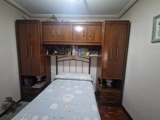 Armario madera castaño habitación