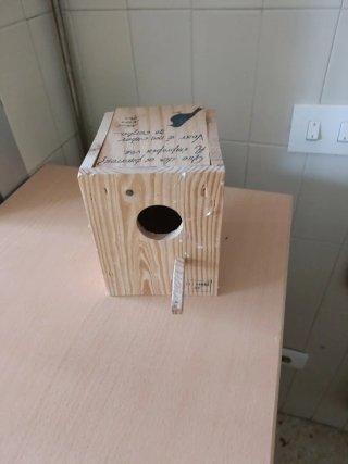 Casita para pájaros de madera