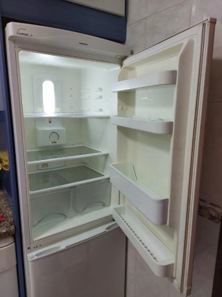 Frigorífico Daewoo No Frost (LE CUESTA CONGELAR)