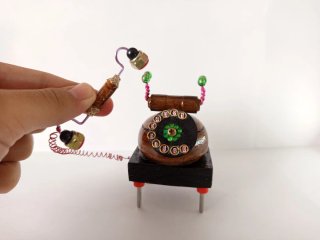Teléfono antiguo en miniatura artesanal