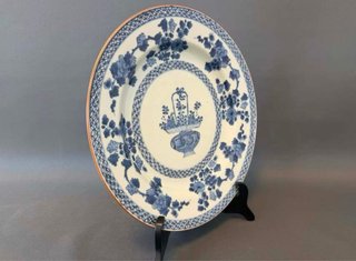 Un gran plato de porcelana azul y blanca qing