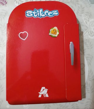 Nevera Stikeez con muñecos de alimentos