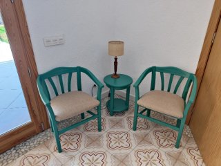 Conjunto: 2 sillas, mesa y perchero