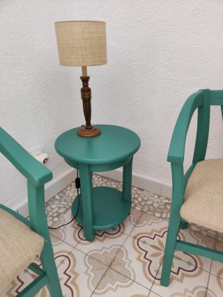 Conjunto: 2 sillas, mesa y perchero