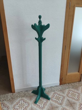 Conjunto: 2 sillas, mesa y perchero