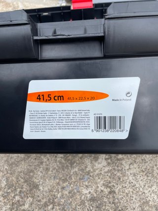Caja de herramientas negra con asa roja