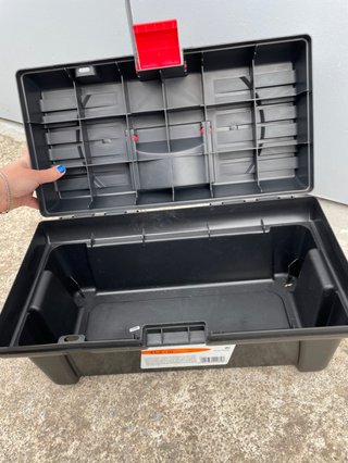 Caja de herramientas negra con asa roja