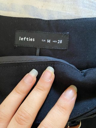 Falda negra Lefties con pantalón