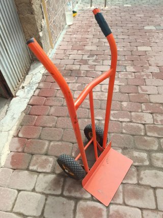 Carretilla naranja con ruedas