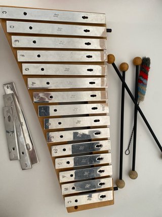 Xilófono de metal con baquetas (Made in Germany)