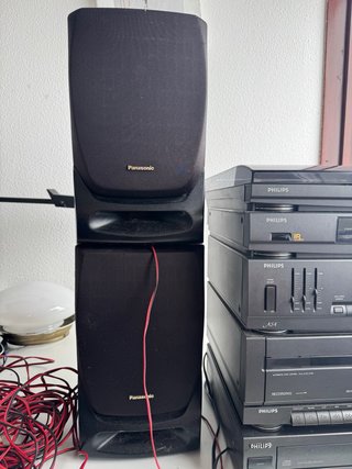 Cadena musical Panasonic y altavoces Philips