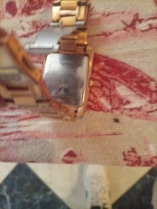 Reloj Guess Dorado Cuadrado Seminuevo