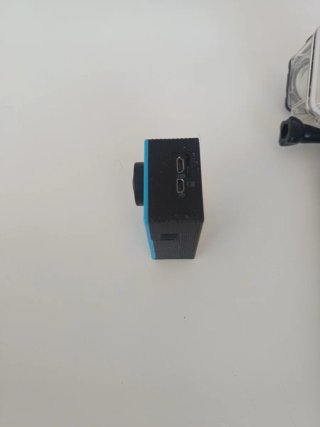 Cámara SJCAM con carcasa y mango