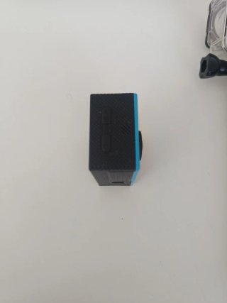 Cámara SJCAM con carcasa y mango
