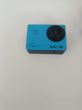 Cámara SJCAM con carcasa y mango