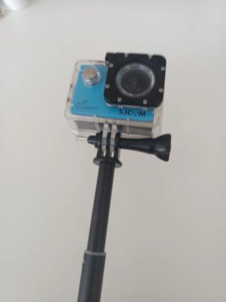 Cámara SJCAM con carcasa y mango