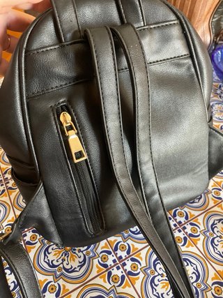 Mochila negra de cuero