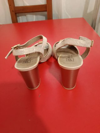 Sandalias Pitillos Piel T.36 Tacón Ancho Beige/Oro