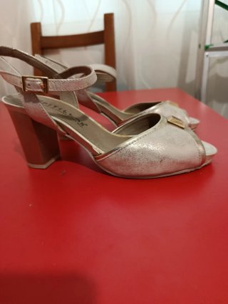 Sandalias Pitillos Piel T.36 Tacón Ancho Beige/Oro