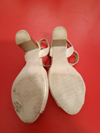Sandalias Pitillos Piel T.36 Tacón Ancho Beige/Oro