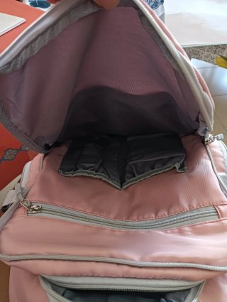 Mochila rosa con detalles grises