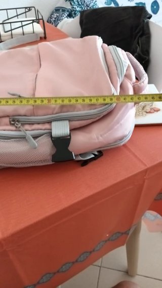 Mochila rosa con detalles grises