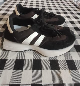 Zapatillas  Negras y Blancas