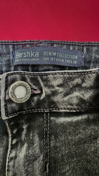 Pantalón vaquero Bershka gris oscuro.