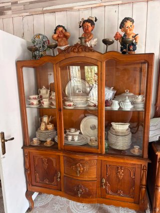 Vitrina antigua de madera tallada