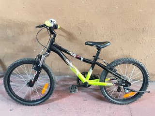 Bicicleta infantil negra y verde