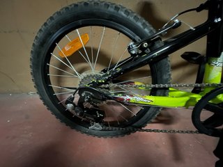 Bicicleta infantil negra y verde