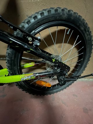 Bicicleta infantil negra y verde