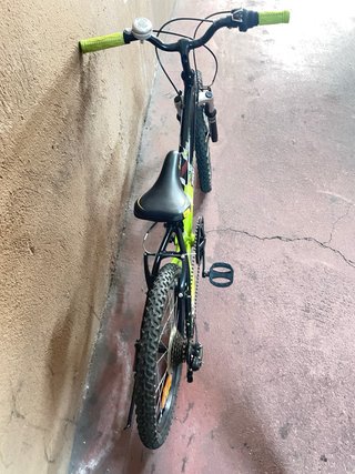 Bicicleta infantil negra y verde