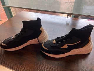 Zapatillas deportivas negras y beige T38