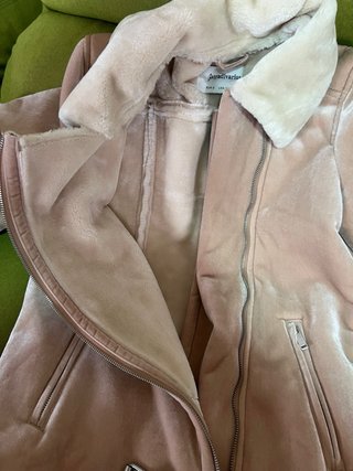 Chaqueta Stradivarius rosa efecto piel