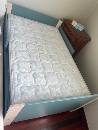 Cama infantil con colchón casi nueva