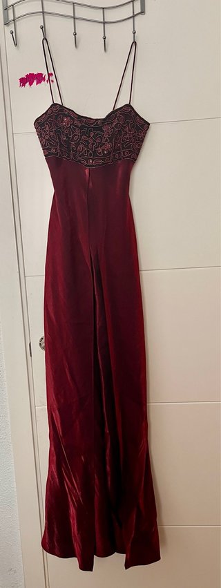 Vestido estilo corte imperio tono vino