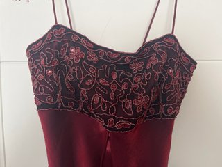 Vestido estilo corte imperio tono vino