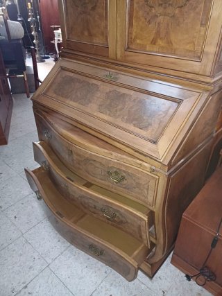Cómoda antigua de madera con escritorio